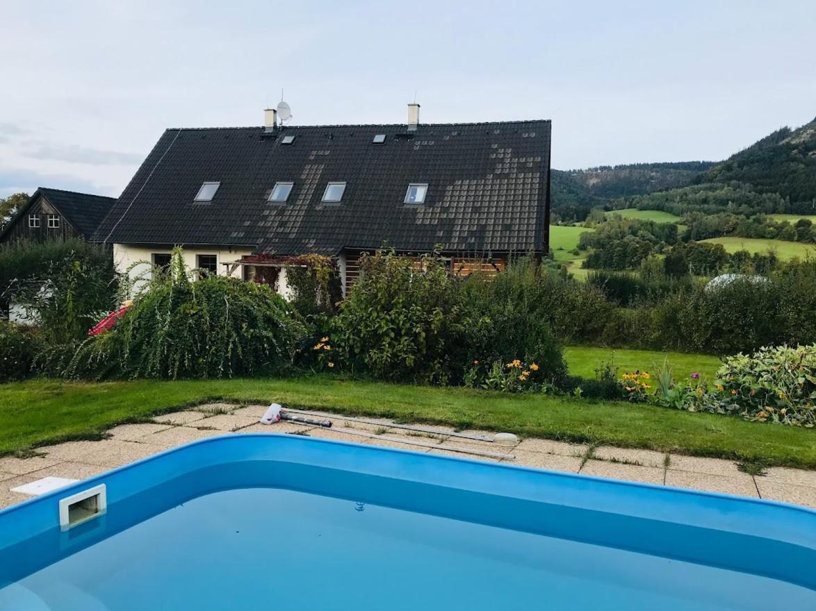 Apartman V Chaloupce Na Vrsku Bernsdorf Exteriör bild