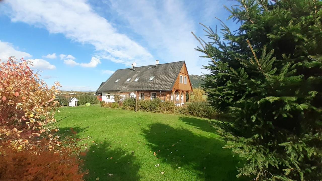 Apartman V Chaloupce Na Vrsku Bernsdorf Exteriör bild