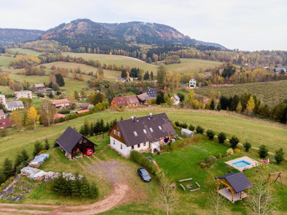 Apartman V Chaloupce Na Vrsku Bernsdorf Exteriör bild