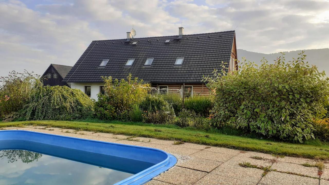 Apartman V Chaloupce Na Vrsku Bernsdorf Exteriör bild