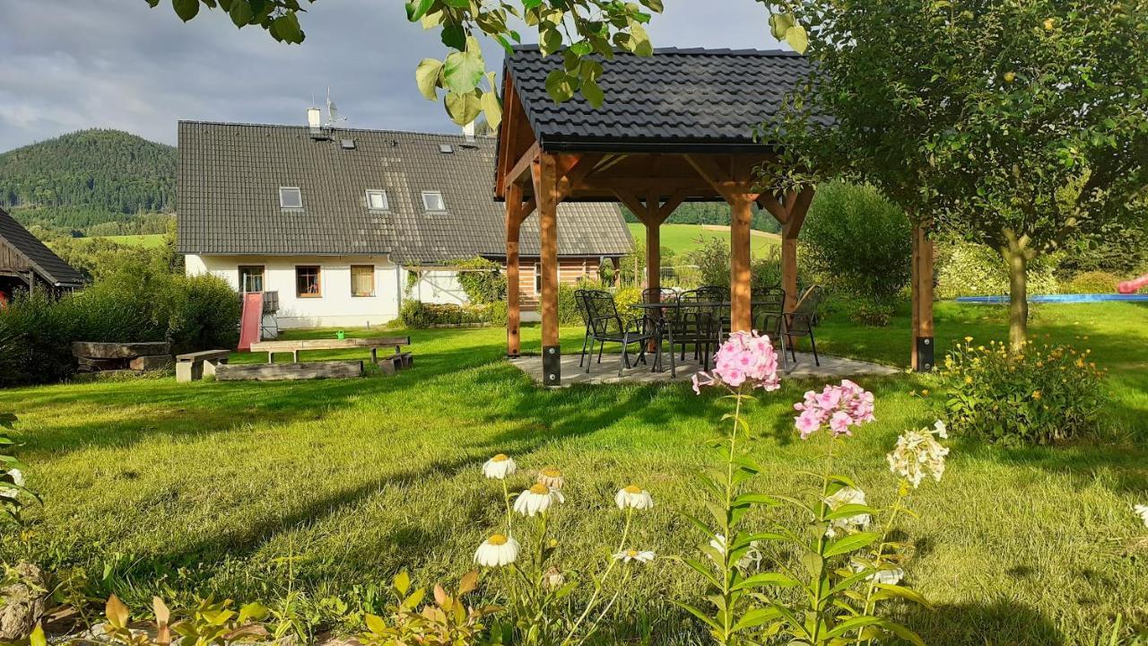 Apartman V Chaloupce Na Vrsku Bernsdorf Exteriör bild