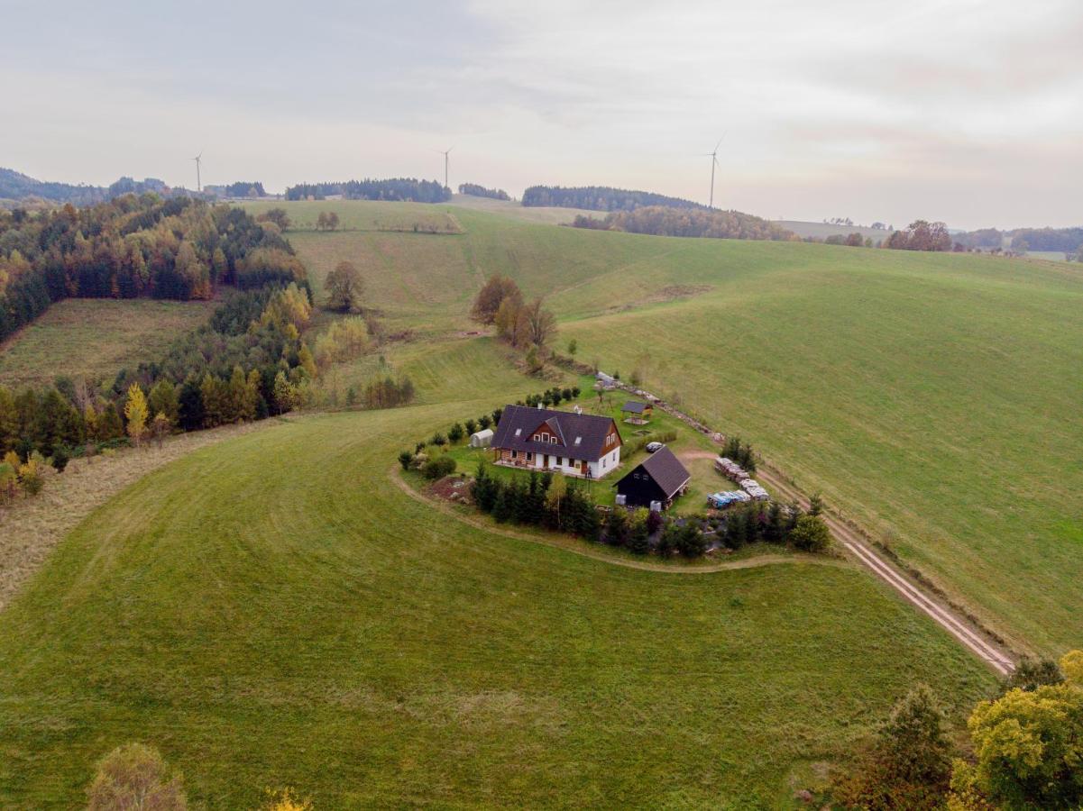 Apartman V Chaloupce Na Vrsku Bernsdorf Exteriör bild
