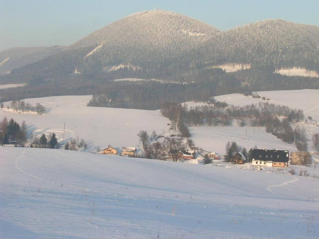 Apartman V Chaloupce Na Vrsku Bernsdorf Exteriör bild