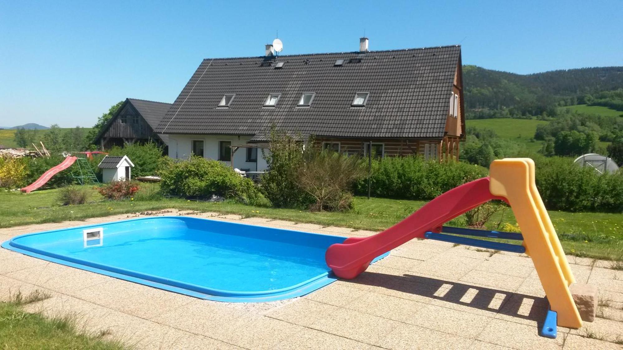 Apartman V Chaloupce Na Vrsku Bernsdorf Exteriör bild